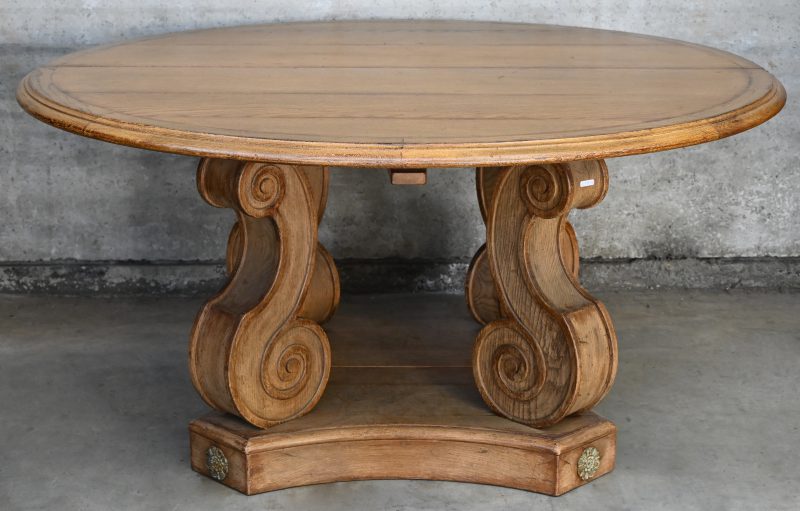Een eiken houten tafel met massief onderstel en 3 delig verlengstuk met 50cm lengte. Totale lengte 3m.