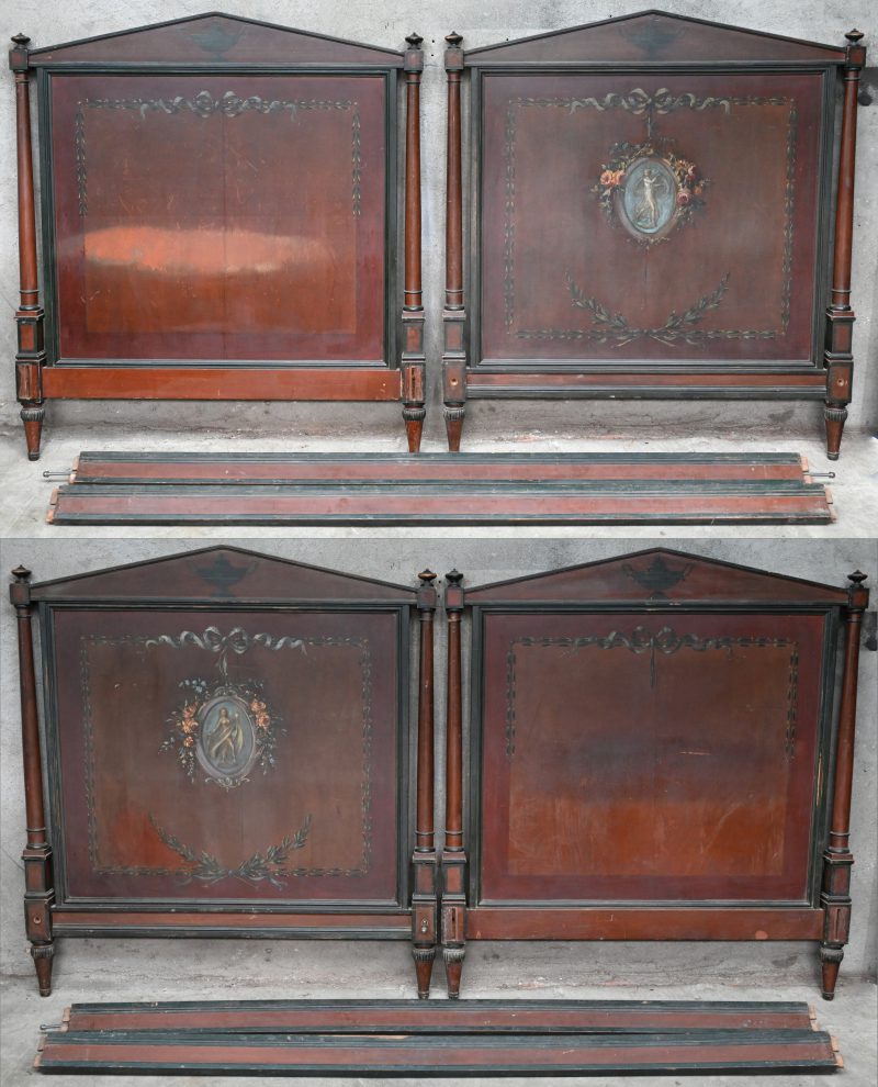 Een lot van 2 houten antieke éénpersoonsbedden met originele patina en met beschildering. (AID2327)