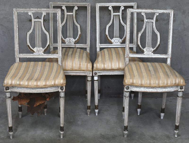 Een lot van 4 houten, antieke harp-stoelen met gesculptuurd detail en originele bekleding in lineair decor. (AID3220)