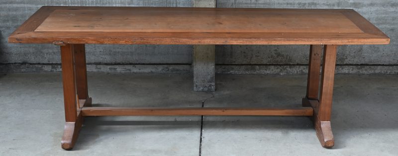 Een massief houten “Indische strijktafel”. (AID4446)