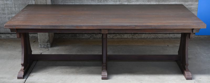 Een massief gepatineerde houten bureau-schrijftafel met groot formaat lade voor plannen, en ingewerkte stekkerdoos onderaan. (AID6183)