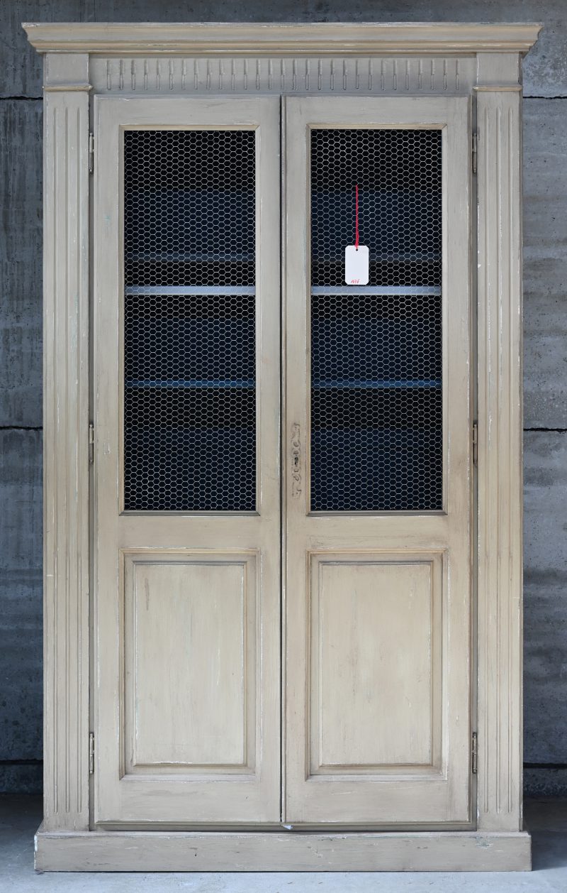 Een bibliotheekkast van gebeitst hout genre sorgue met twee hoge deuren. Engelse stijl. (AID1476).