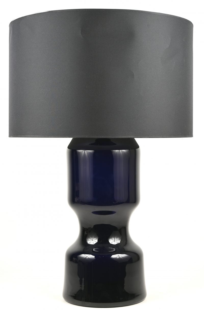 Een vintage tafellamp van metaal en amberkleurig glas. Een lichtpunt bovenaan en twee lichtpunten onderaan. (AID5264).