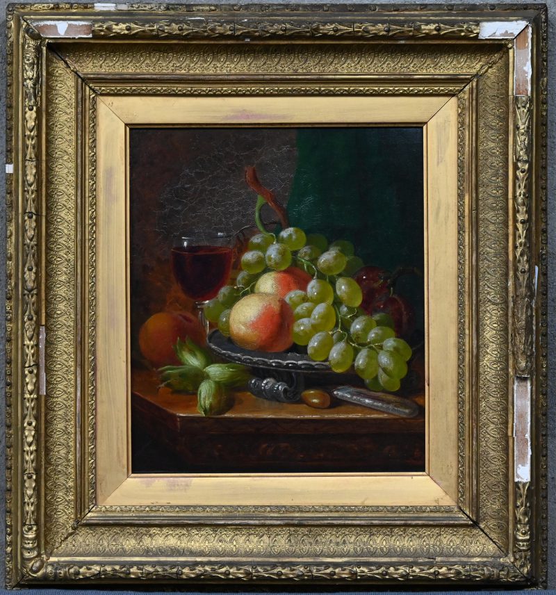 “Stilleven met druiven en perziken”. Olieverf op doek (herdoekt). Gemonogrammeerd en toegeschreven aan Charles Thomas Bale. (AID1732).