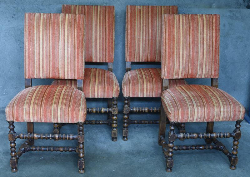 Een lot van 4 houten stoelen met gedraaide poten, gestoffeerde rug en zitting in een verticaal linear design.