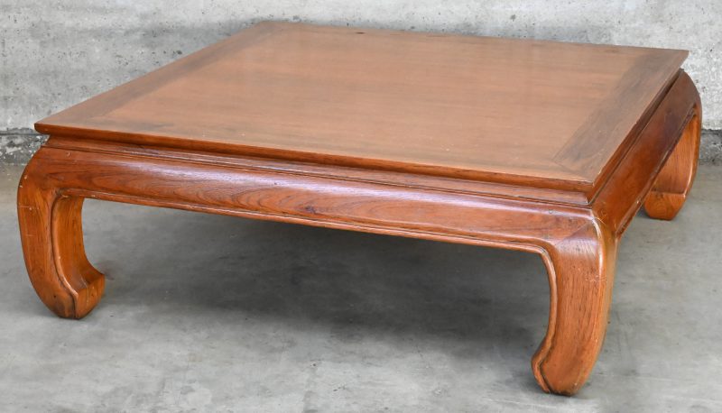 Een houten vierkantige salontafel, Aziatische vormgeving.