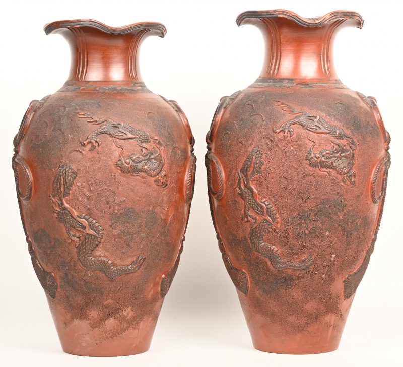 Een paar Chinees aardewerken Yixing vazen, met gesculptuurde draken in het hoogreliëf. Onderaan gemerkt.