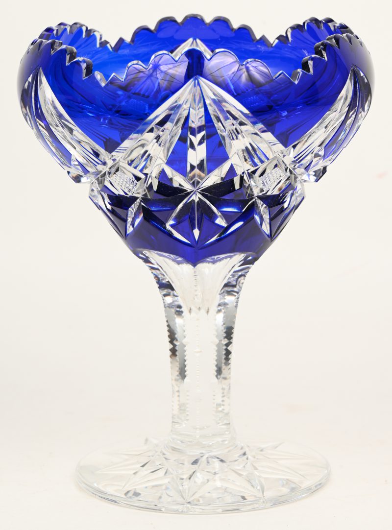 Een kristallen coupe met blauw in de massa.