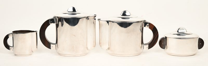 Een Art Deco verzilverde theeset, gemerkt “Ercuis”, bestaande uit koffie en theekan, suikerpot en melkkannetje.