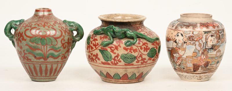 Drie diverse bolle vazen van Chinees aardewerk.