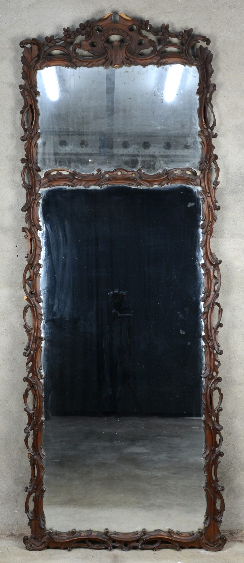 Spiegel van gebeeldhouwd hout in rococostijl. Letsels.