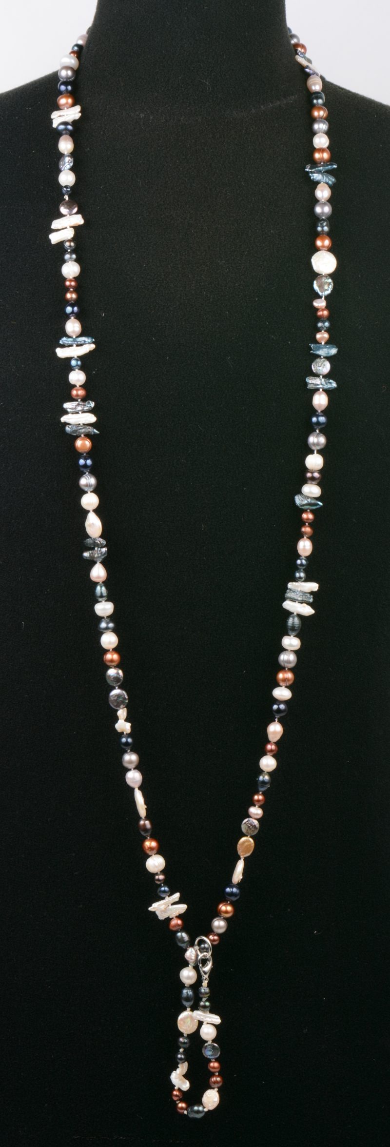 Een halssnoer van verschillende kleuren parels met bijpassende armband en zilveren slot.