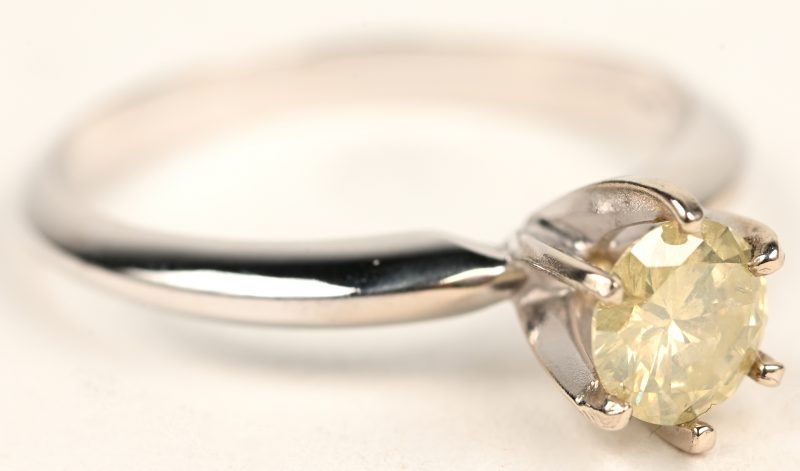 Een 14 karaats wit gouden ring bezet met een fancy yellow diamant van ± 0,52 ct.