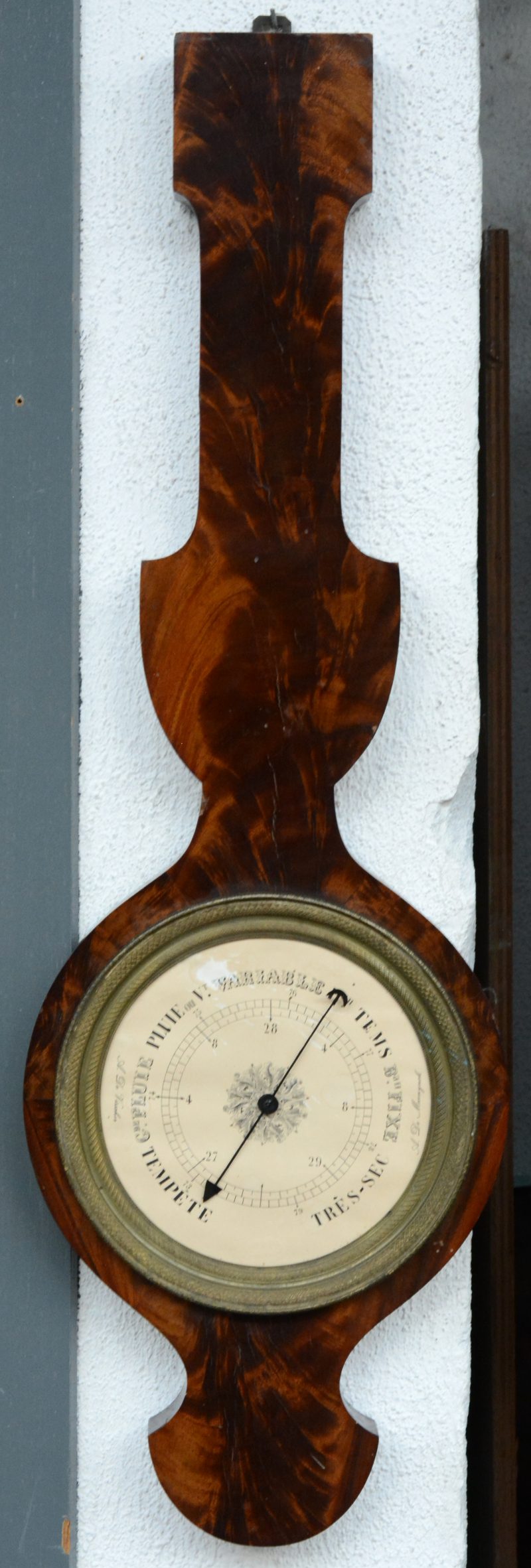 Een barometer met notenhoutfineer. Dekglas manco.