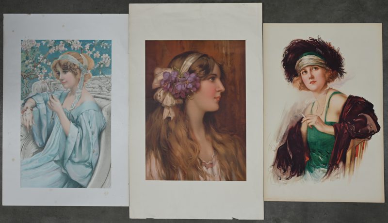 Drie chromolitho’s met mooie jonge vrouwen uit verschillende periodes.
