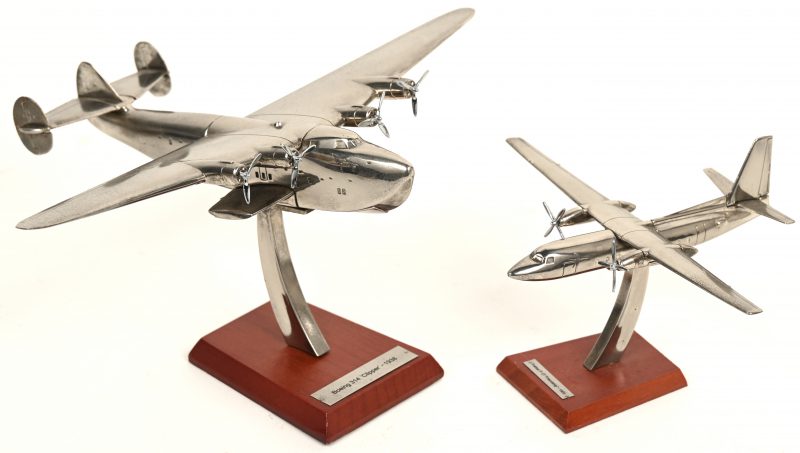 Twee verzilverd metalen vliegtuigmodellen op houten voetjes. Schaal 1/200.- Fokker F-27 ‘Friendship’ - 1955- Boeing 314 ‘Clipper’ - 1938