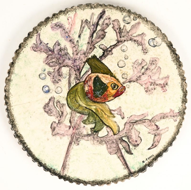 Een aardewerken sierschotel met een meerkleurig decor van een vis. Haarscheur.
