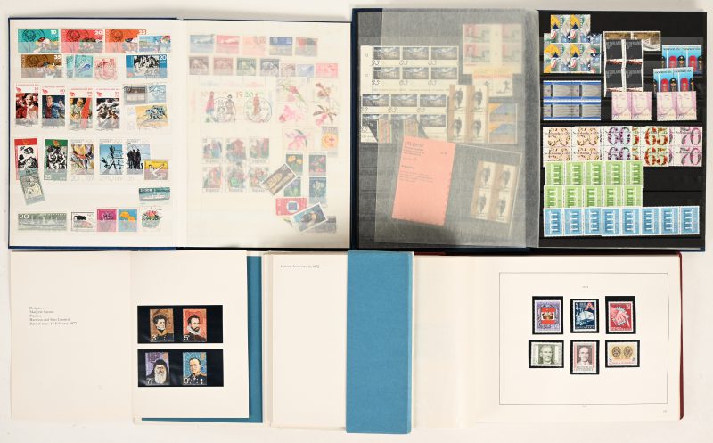 Lot postzegels waarvan een album “Postage stamps of the U.K.”, begin jaren 70; een album “Nederland”; een album DDR; een album “Oostenrijk 1975-1984”.