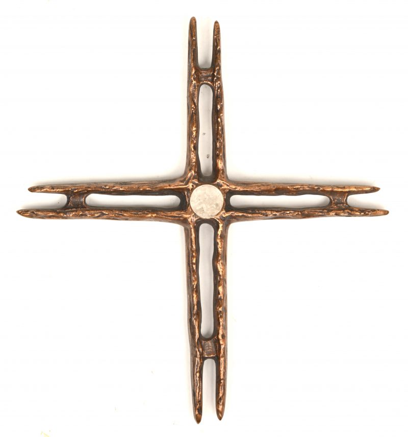 Een bronzen kruis met bergkristal in het midden. Gemerkt 532.