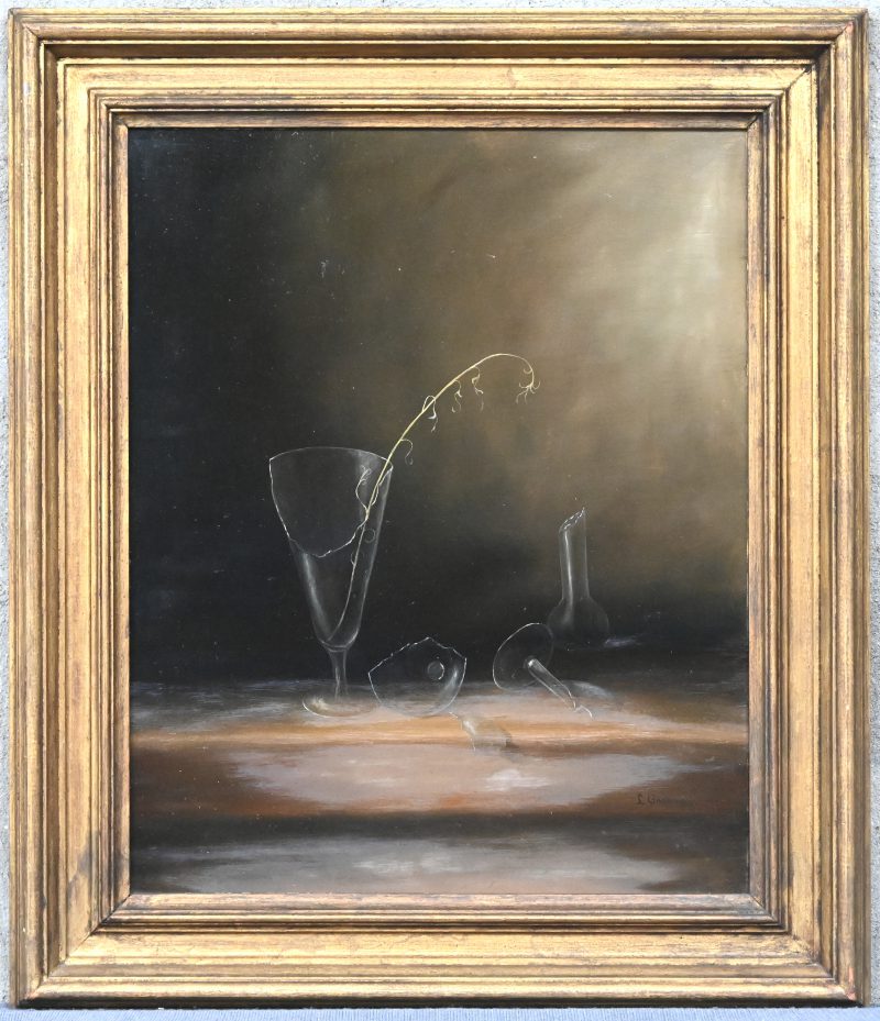 “Silleven van gebroken glas”. Een schilderij, olieverf op paneel. Onderaan gesigneerd “L. Goossens”.
