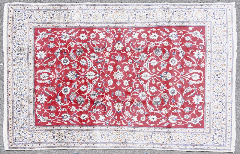 Een groot Iraans handgeknoopt tapijt van wol en zijde.