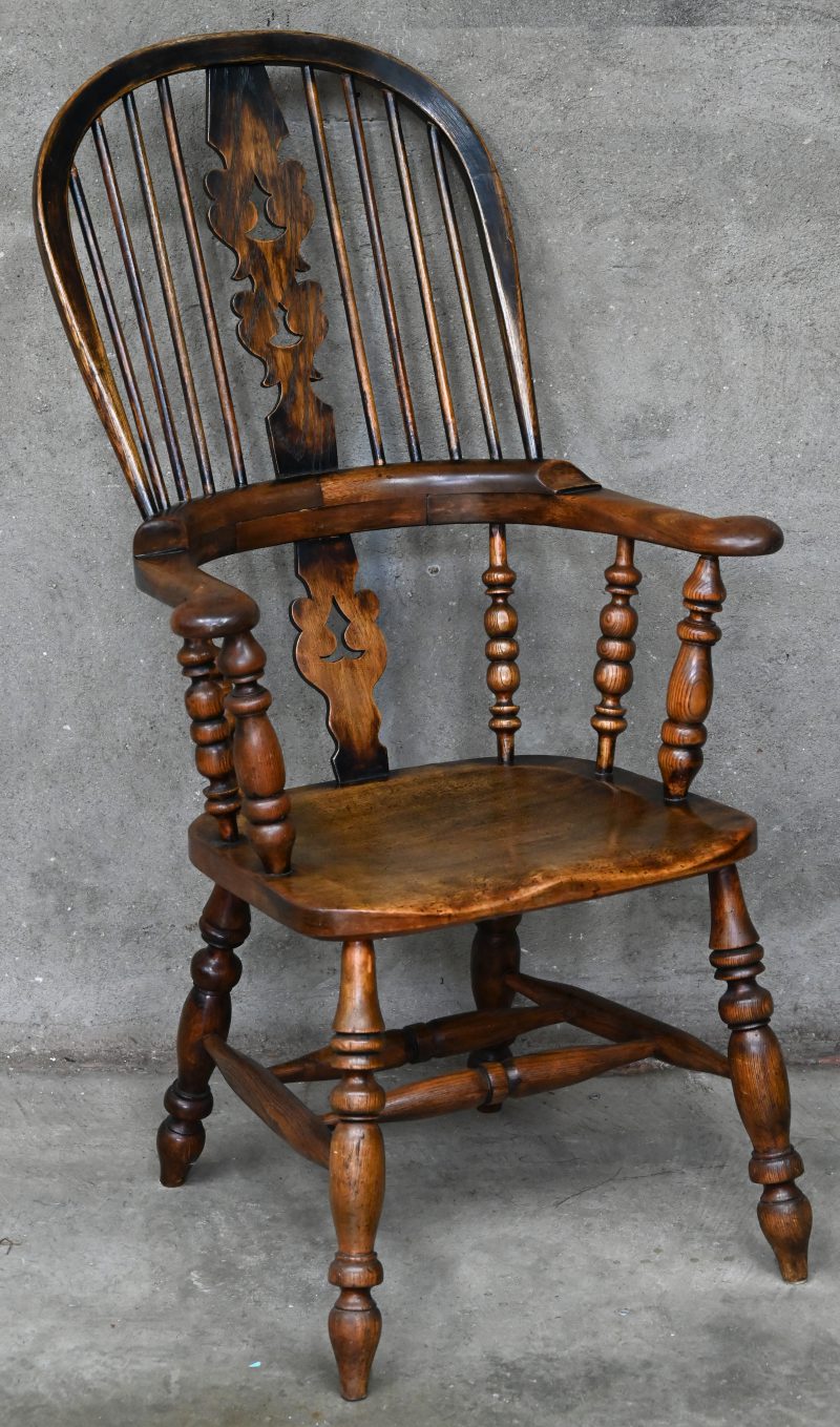 Een houten Windsor armchair, 19e eeuws.