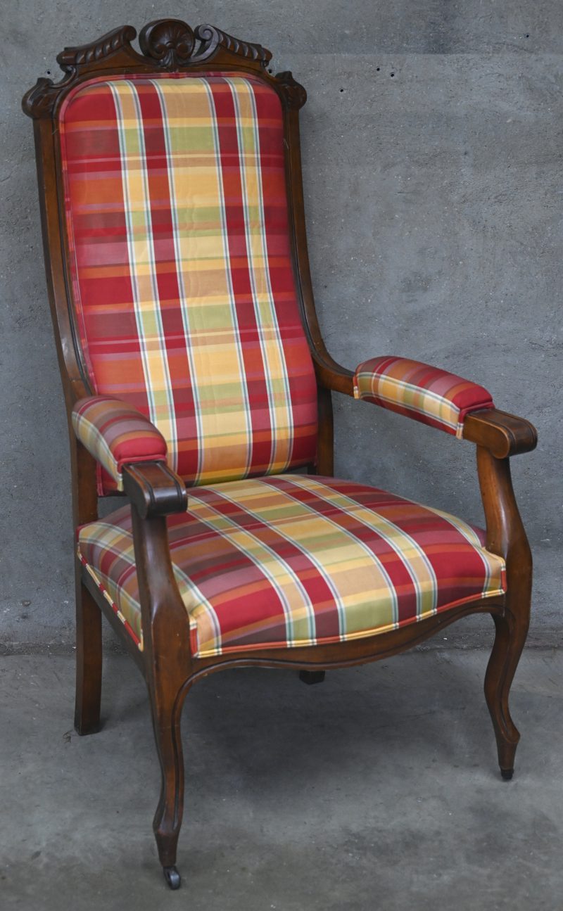 Een houten armchair met madras uitvoering gestoffeerd en gerestaureerd.
