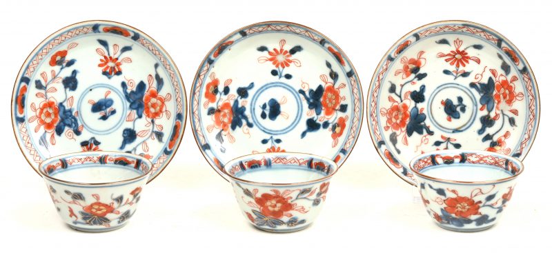 Een set van 3 kommetjes en schaaltjes van Chinees porselein met blauw en rood bloemdecor.