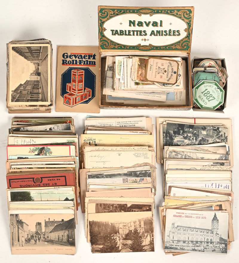 Een lot met divers 19e eeuws prent en postkaartjes.