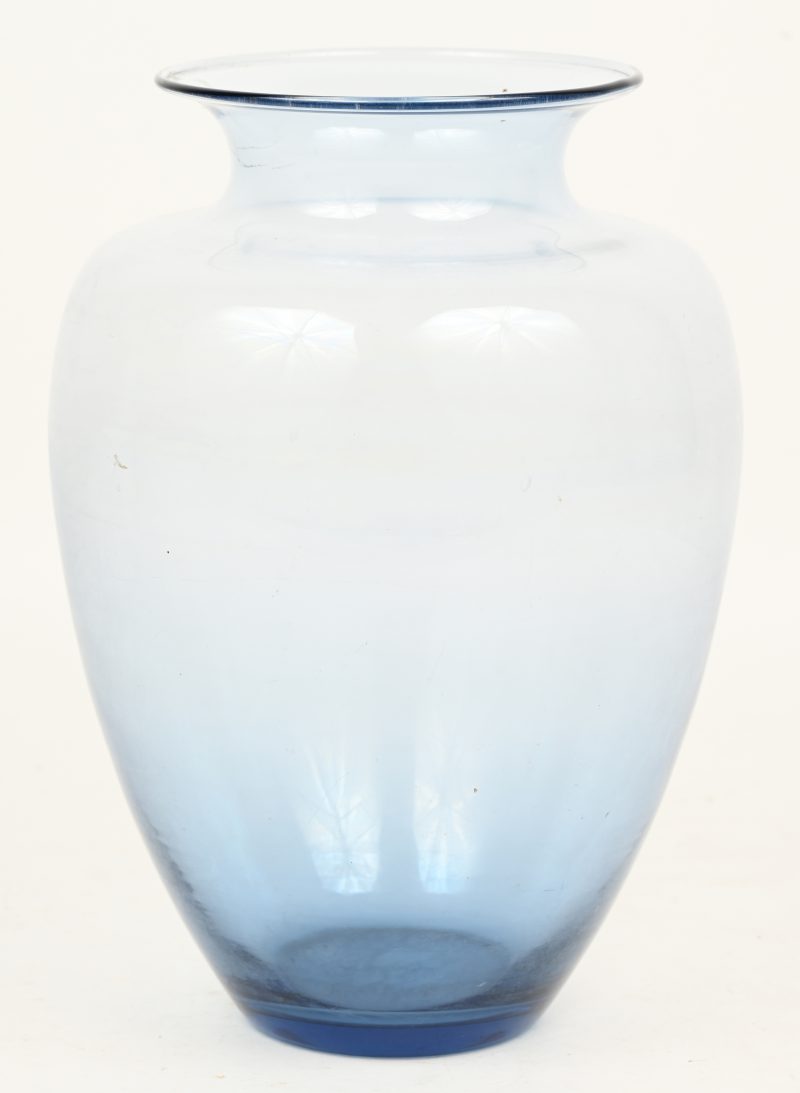 Een vintage glazen vaas. Signatuur onduidelijk onderaan.