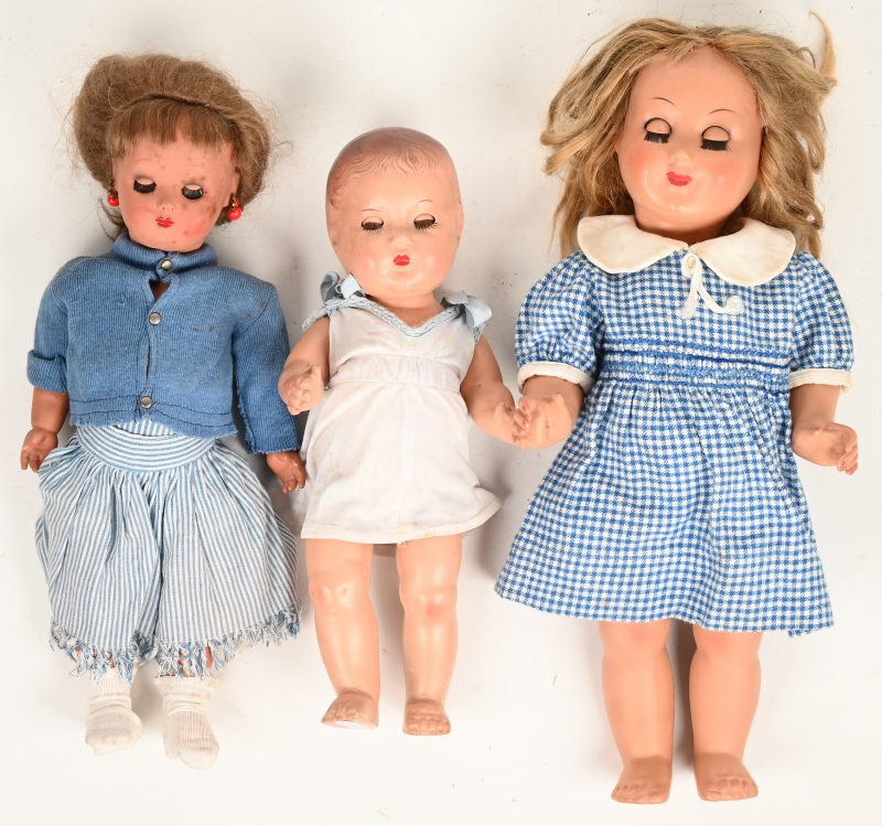 Een lot van 3 vintage poppen mid 19e eeuws.