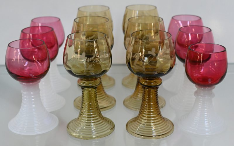 Een lot van 6 Roemer glazen met rood in de massa, circa 1900.Een lot van 6 Roemer glazen met groen in de massa, circa 1900.