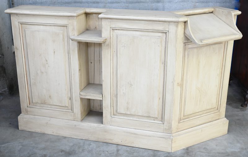 Een houten gepatineerde toonbank met verschillende hoogten en tabletten. (AID5852)