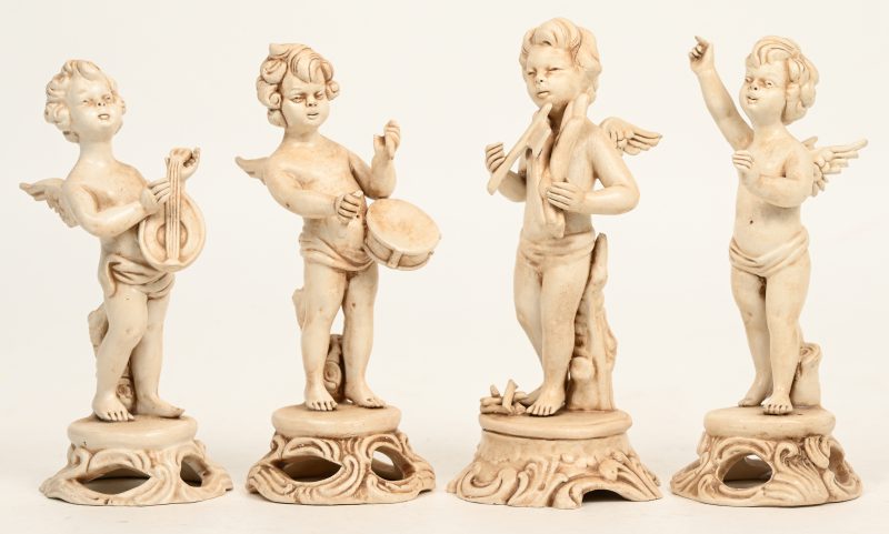 Een lot van 4 Capo di Monte beeldjes van Cherubijnen met instrumenten. Onderaan gemerkt.