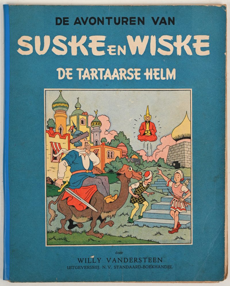 Suske en Wiske. “De Tartaarse Helm”. Blauwe reeks. Eerste editie 1953. Rug met blauwe tape, blok los, naamstempel op titelpagina.