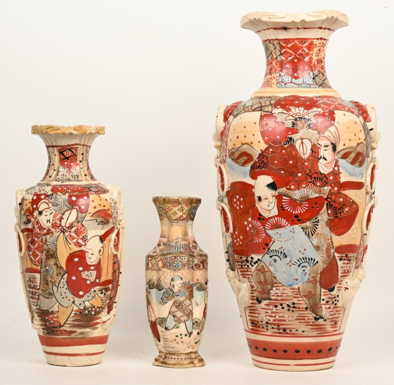 Drie diverse vazen van Satsuma aardewerk.