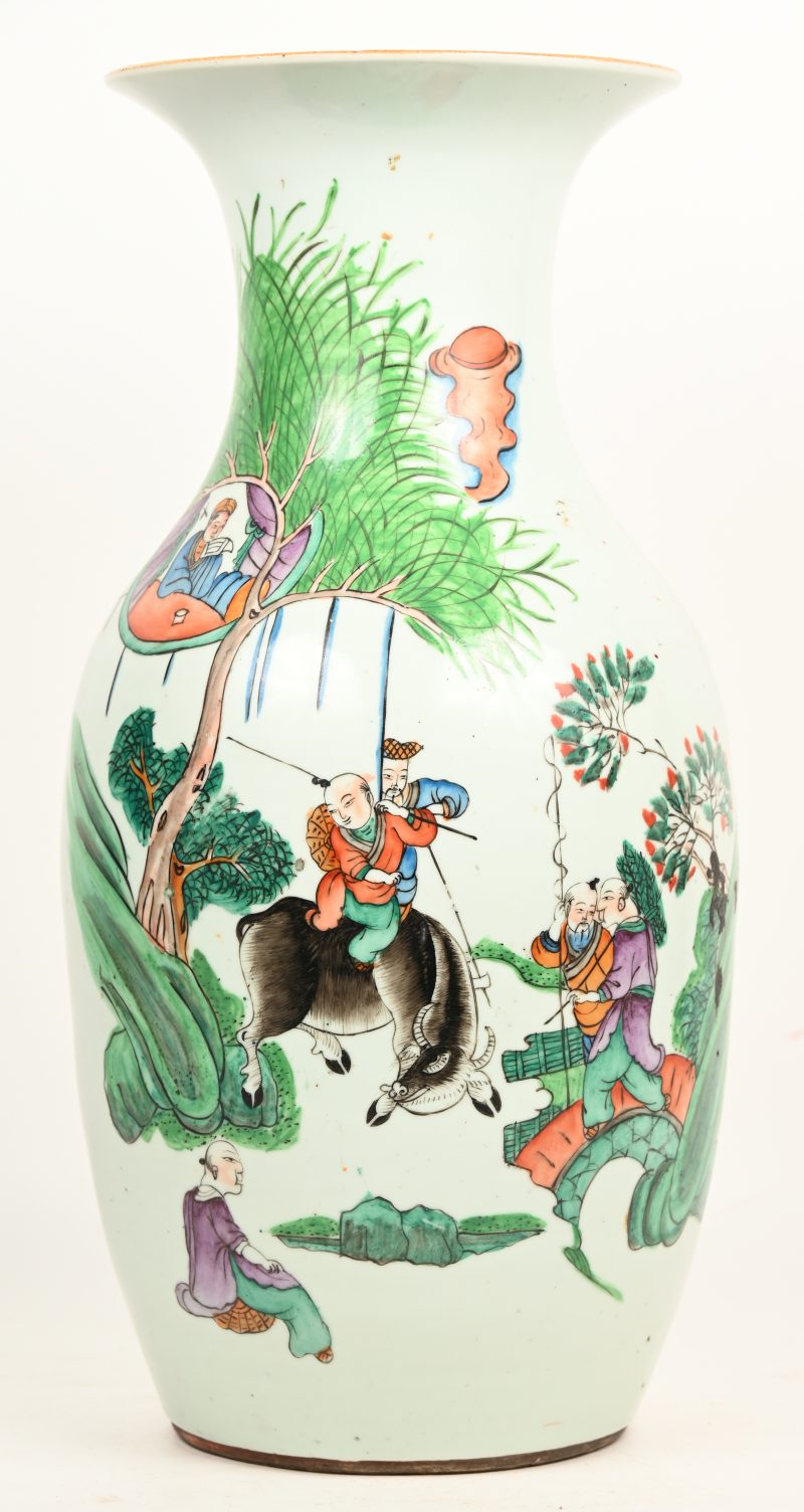 Een vaas van Chinees porselein met een meerkleurig decor met een os en 6 figuren , niet gestempeld , met haarlijnscheurtje in de rand .