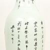 Een vaas van Chinees porselein met een meerkleurig decor met een os en 6 figuren , niet gestempeld , met haarlijnscheurtje in de rand .