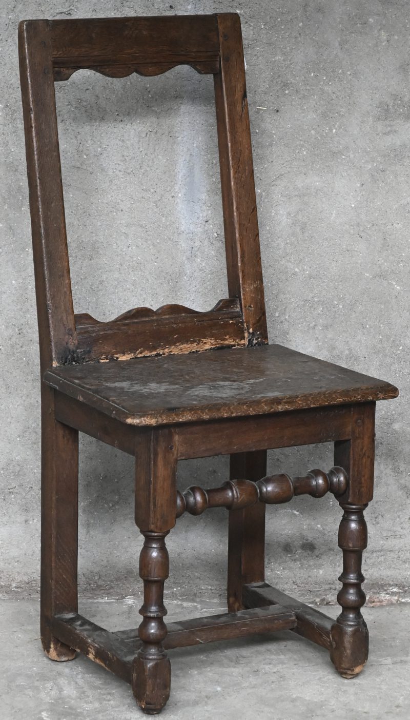 Een rustiek eikenhouten bijzetstoeltje met gedraaide poten en dwarsverbinding. XVIIIde eeuw.