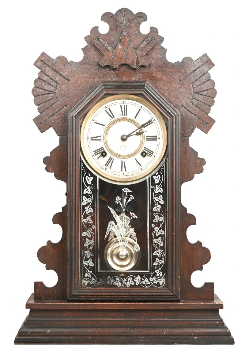 Een Art Deco houten klok, gemerkt Ansonia company New York.