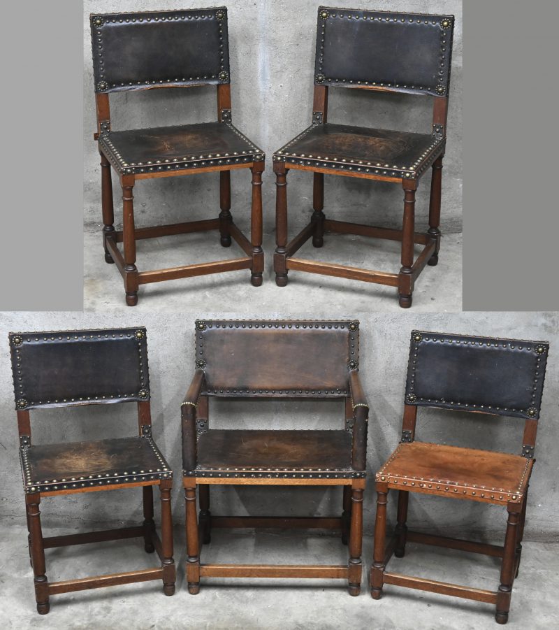 Een lot van 5 houten stoelen met lederen bekleding.