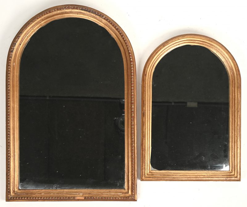 Een lot van 2 spiegeltjes uit 2 formaten met houten frame.