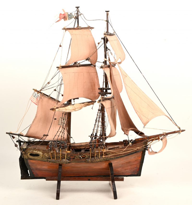 Een zeilschip maquette, type tweemaster.