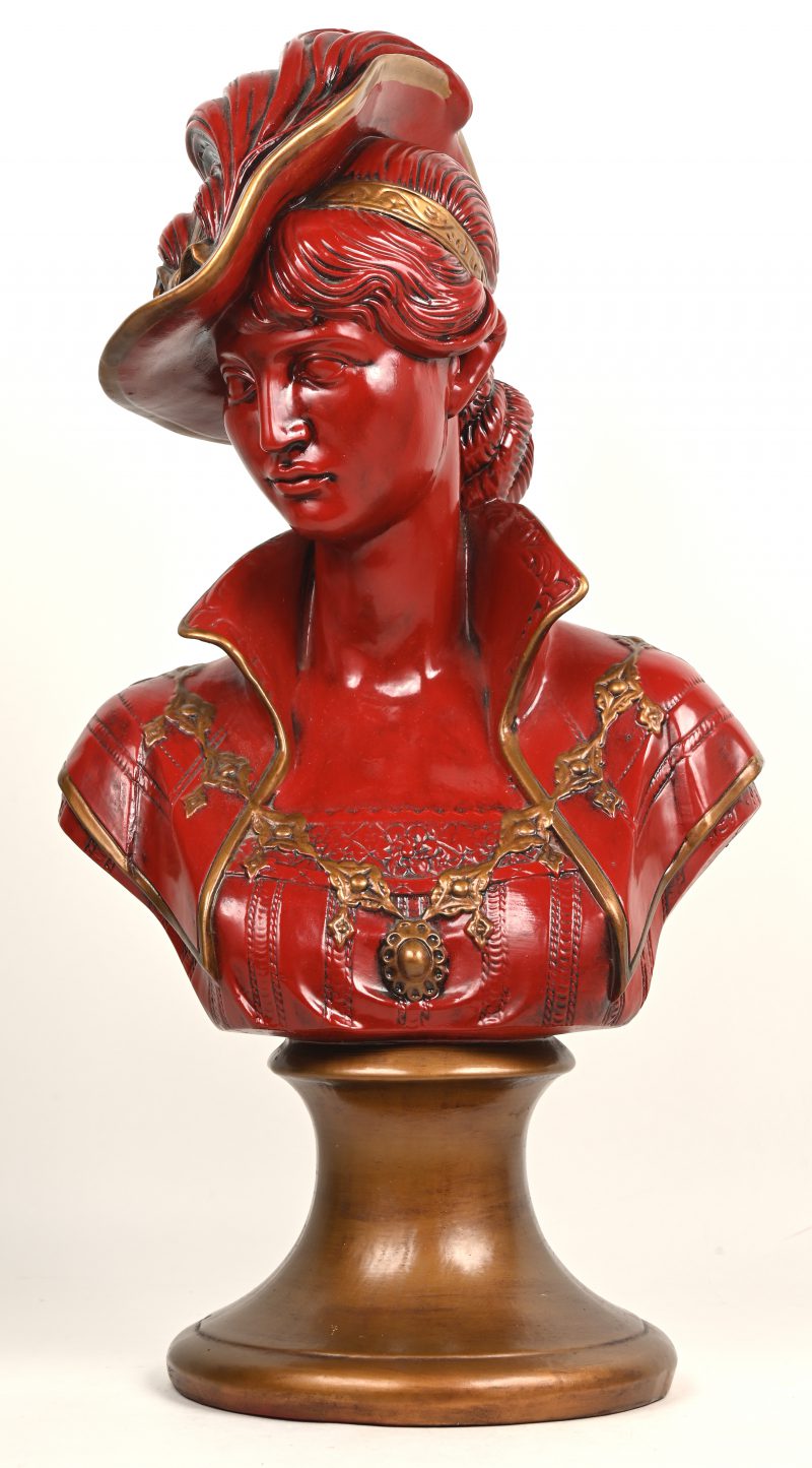 Een porseleinen buste van een dame met hoed.