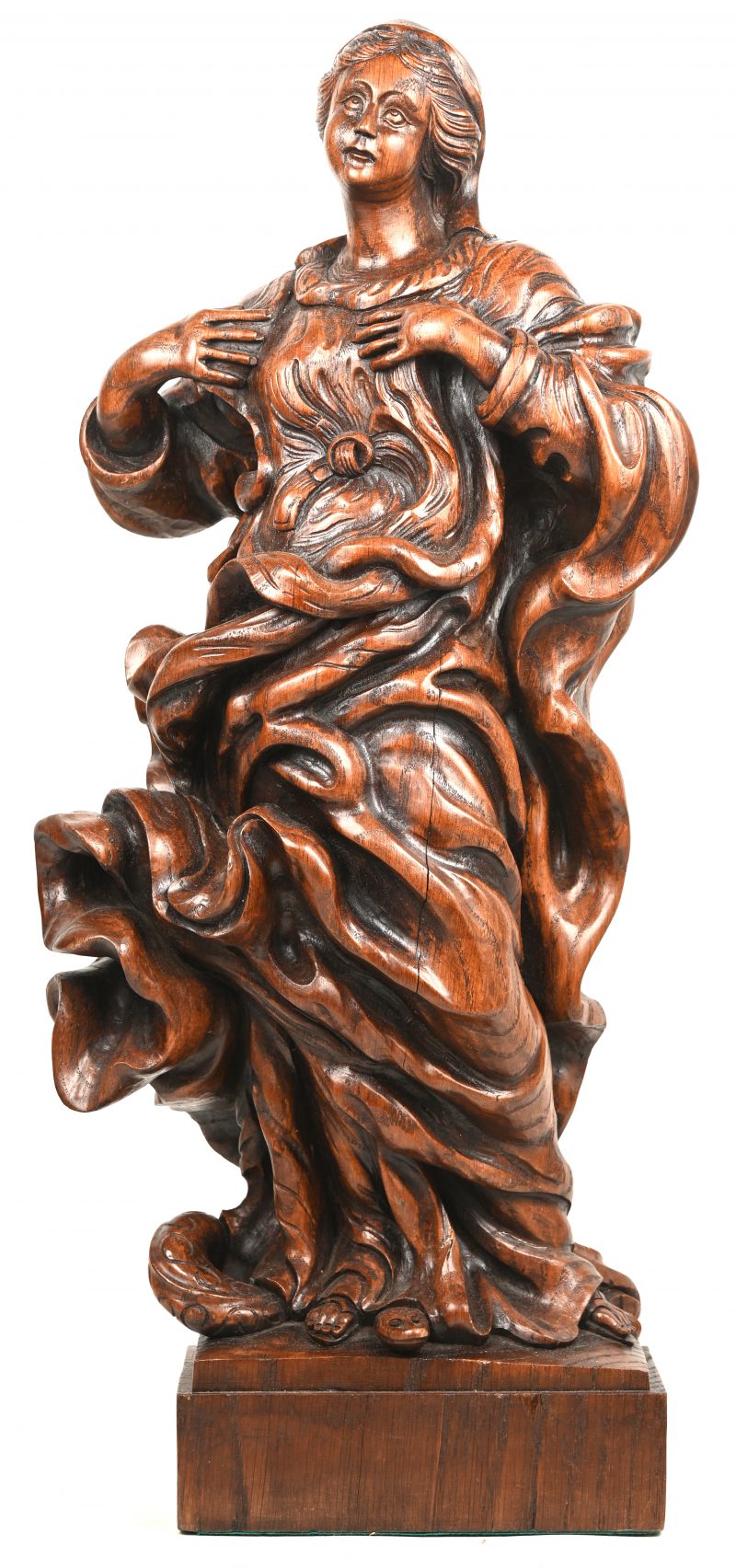 Een hmahoniehout gesculptuurd beeld van dame in gewaad met slang. Achteraan gesigneerd “Candries Raymond 22-11-77”.