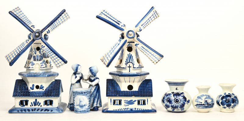 Een lot blauw en wit aardewerk. Waaronder twee Hollandse windmolens (1 wiek hersteld). Drie kleine vaasjes en een vaasje met twee boerinnetjes.