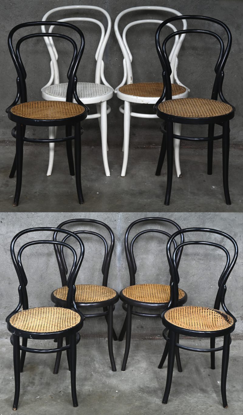 Een lot van 4 zwart, 2 bruin en 2 wit gelakte stoelen met rieten zitvlak. Waarbij enkele onderaan gemerkt “Jacob & Josef Kohn”.