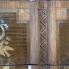Een marqueterie commode Louis XV stijl met 3 laden en marmeren blad. Steunend op bronzen leeuwenpoten. Her en der kleine fineerschade.