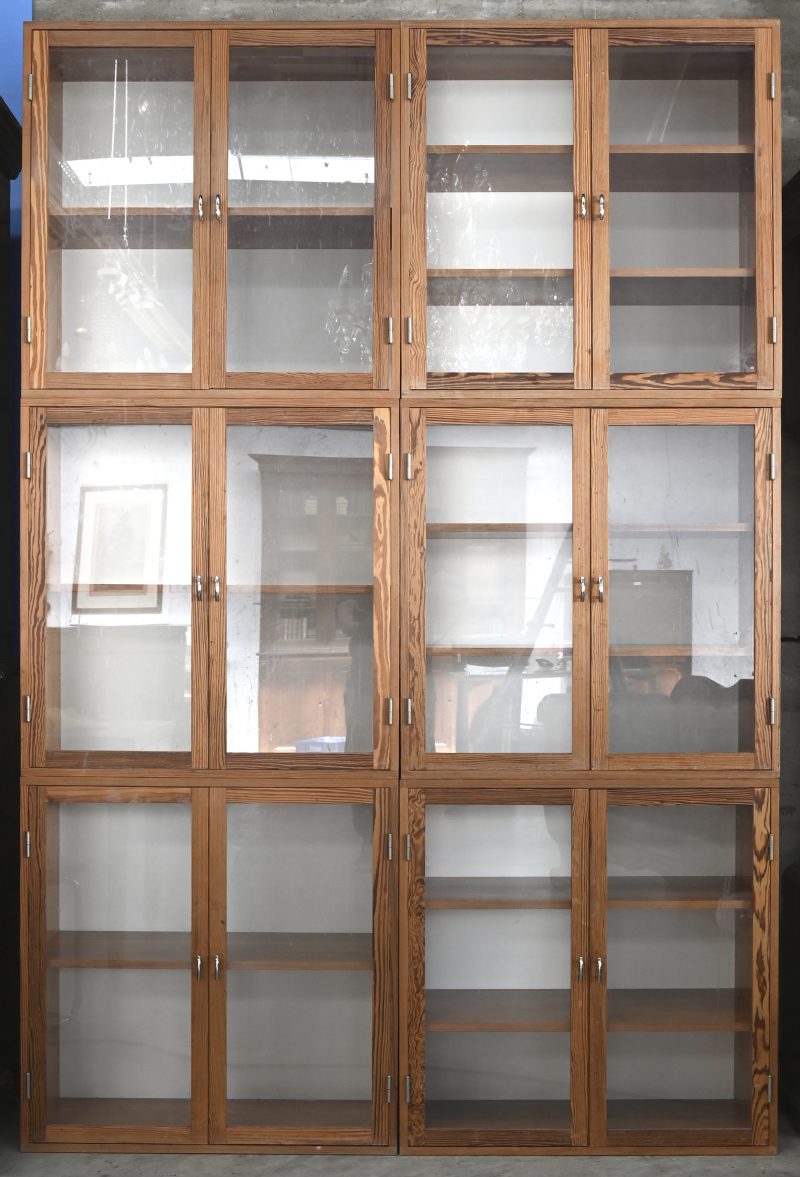 Een set gepatineerde Pitch pine houten vitrinekasten bestaande uit 6 delen. Modulair, naar Bauhaus ontwerp.