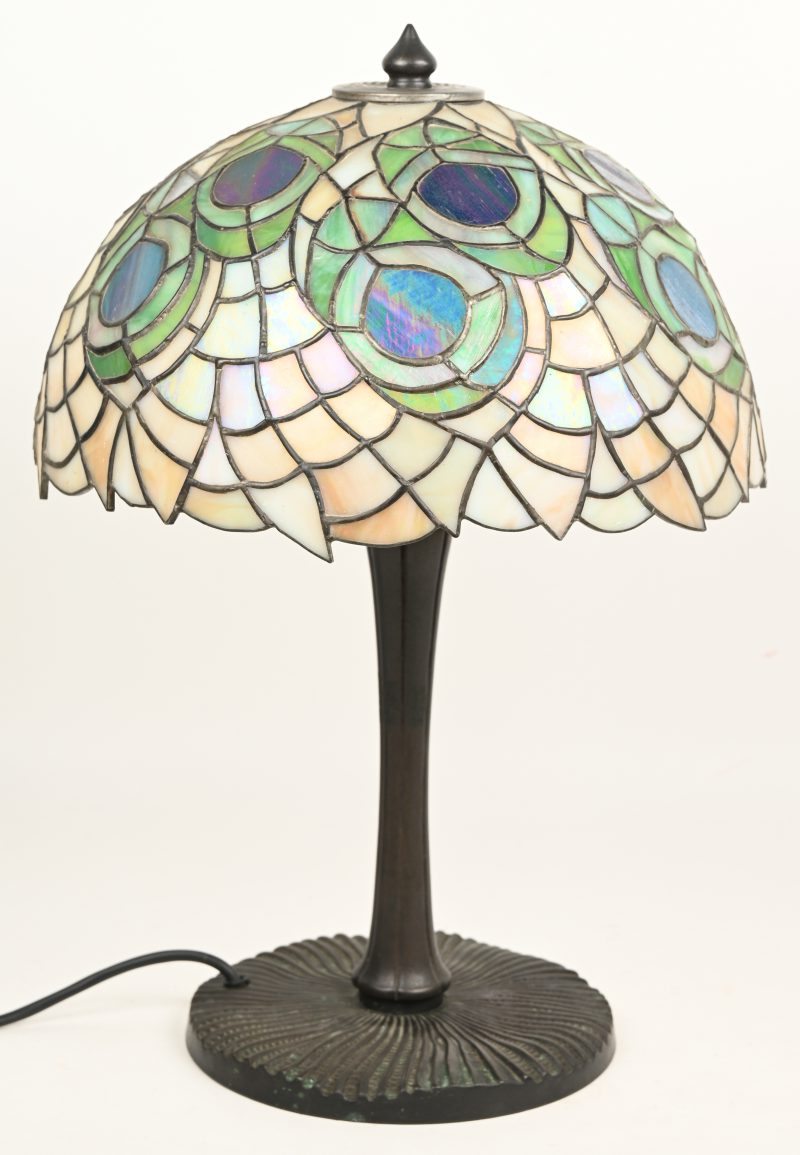 Een Tiffany tafellamp uit de jaren 60 met het decor van een pruimenboom in glas en lood